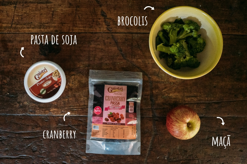 ingredientes salada de brocolis com maçã e cranberry